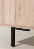 Schwarzes Metallbein an modernem hellen Holzschrank – Detailansicht.