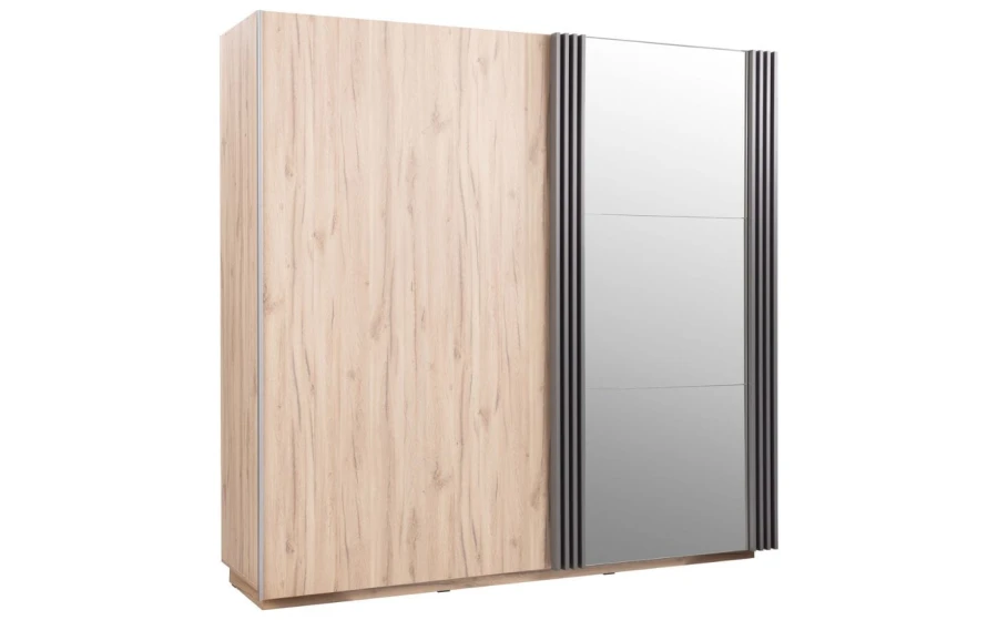 Moderner Schwebetürenschrank in Eiche-Optik mit großem Spiegel und grauen Lamellen.