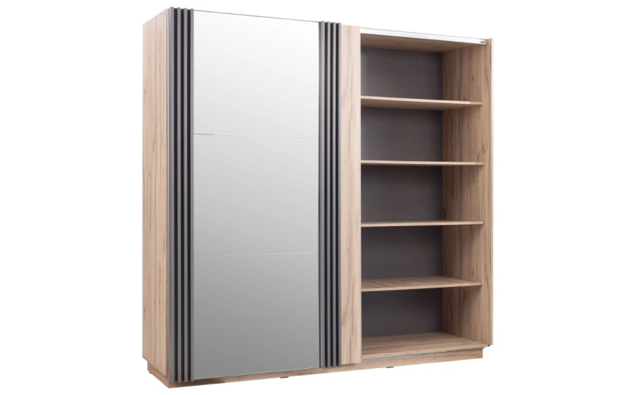 Kleiderschrank-Innenleben mit praktischen Regalfächern und schicker Spiegeltür.