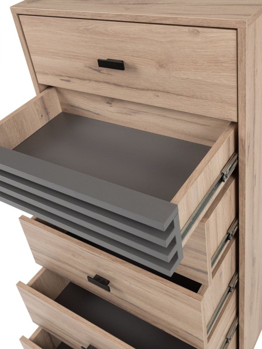 Nahaufnahme der geöffneten Schubladen einer Kommode mit hochwertigen Metallschienen.