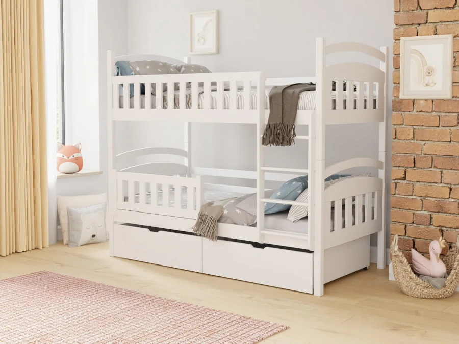 Modernes weißes Stockbett für Kinder in hell eingerichtetem Zimmer mit Teppich und Deko.