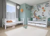 Zwei weiße Einzelbetten in einem modern eingerichteten Kinderzimmer.
