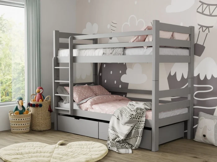 Graues Etagenbett aus Holz mit zwei Schubladen im gemütlichen Kinderzimmer.