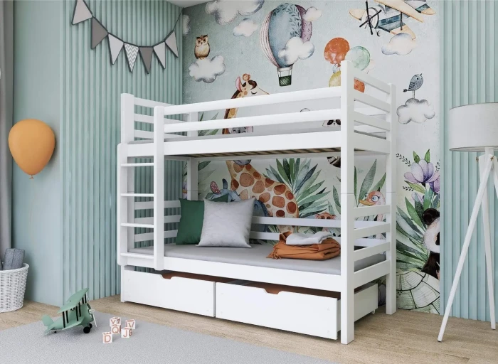 Weißes Kinder-Etagenbett mit Bettkasten vor einer bunten Wand mit Tiermotiven.