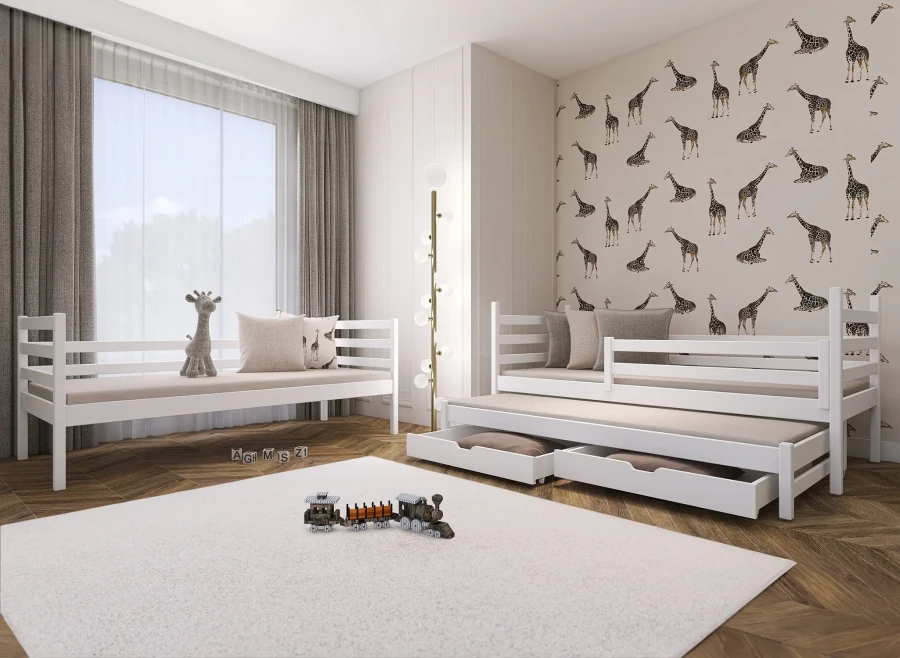 Kinderzimmer-Einrichtung mit weißen Massivholzbetten und verspielter Giraffen-Tapete.