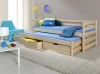 Naturholz Kinderbett mit Ausziehbett, blauen Matratzen und Stauraum.