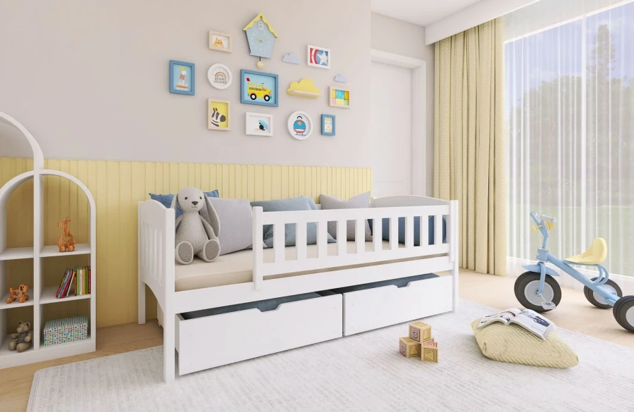Weißes Kinderbett aus Massivholz in einem hell eingerichteten Kinderzimmer mit Deko.