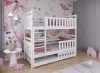 Weißes Etagenbett für Kinder im modern gestalteten Kinderzimmer.