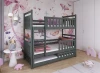 Grafietgrijs stapelbed met uitschuifbed in een kinderkamer met bloemenbehang.