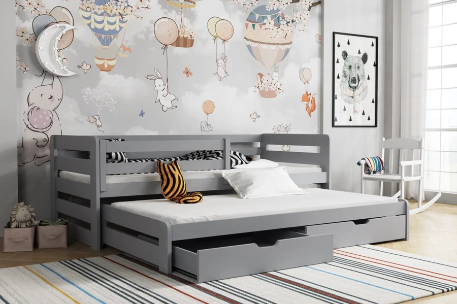Grijze bedbank in de kinderkamer met dierenmotief-behang, bed met logeerbedfunctie.