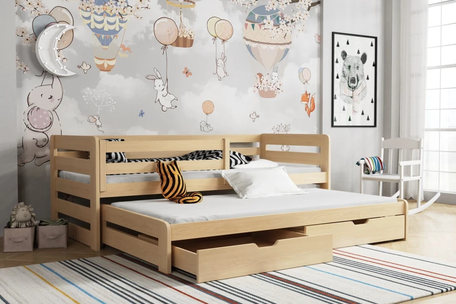 Hellbraunes Ausziehbett im dekorierten Kinderzimmer, gemütliches Holzbett für Kinder.