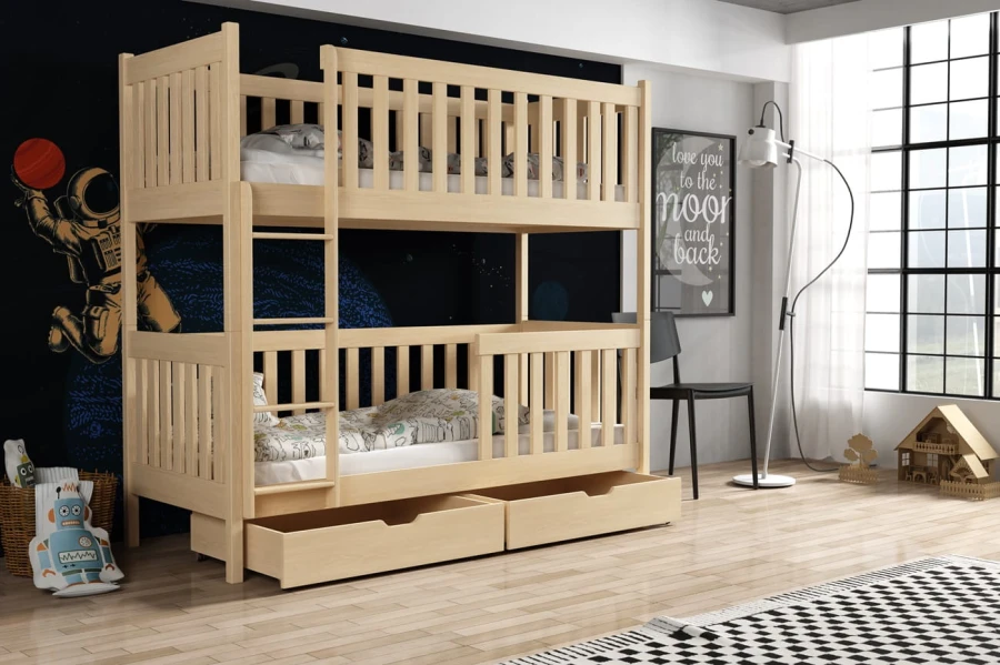 Naturfarbenes Etagenbett aus Kiefernholz im Kinderzimmer mit Leiter und Bettkästen.