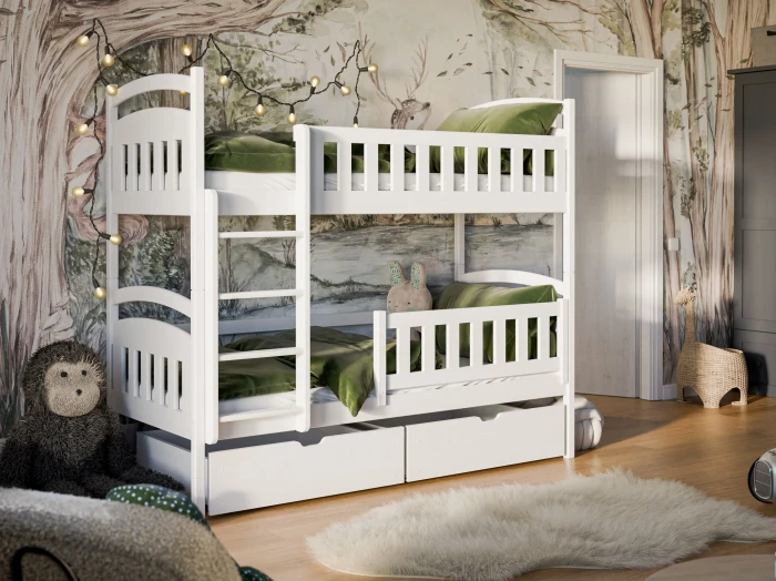 Weißes Kinderbett mit zwei Etagen, Bettkästen und Wald-Wandbild.