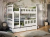 Kinderzimmer-Idee mit weißem Hochbett, Kuscheltieren und Wald-Design.