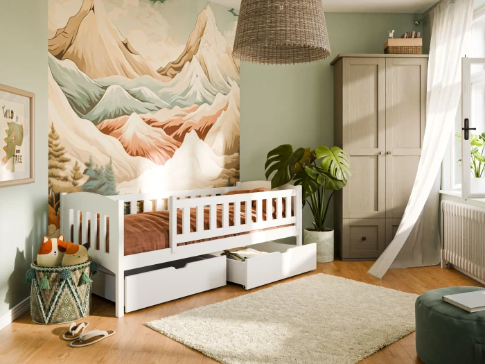 Einzelbett aus weißem Massivholz mit Bettschubladen in einem Kinderzimmer mit Natur-Design.