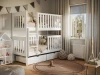Modernes weißes Kinder-Etagenbett mit Stauraum-Schubladen und rundem Jute-Teppich.