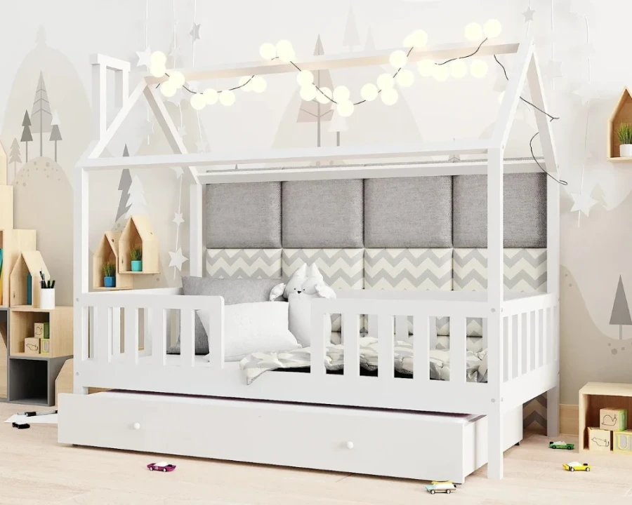 Weißes Kinderbett in Hausform mit Lichterkette und gemütlichen Wandpaneelen.