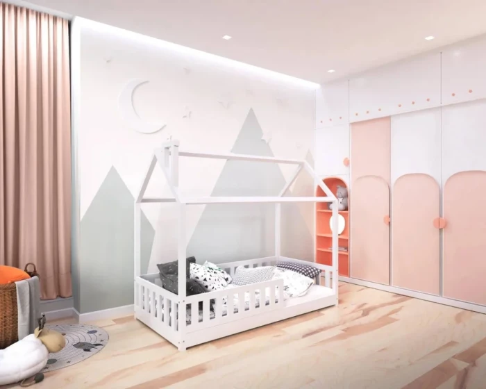 Stilvolles Kinderhausbett in Weiß in einem geräumigen Kinderzimmer mit Wandmalereien.