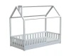 Minimalistisches weißes Hausbett für Kleinkinder mit sicherem Rausfallschutz auf weißem Grund.