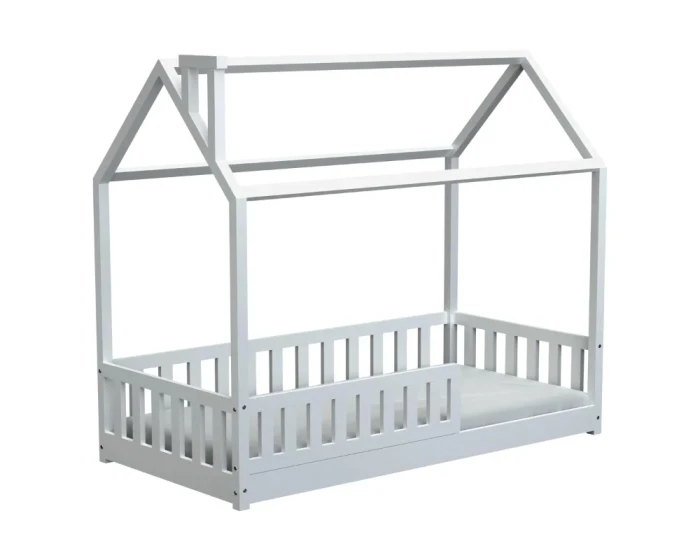 Minimalistisch wit huisbed voor peuters met veilige uitvalbeveiliging op een witte achtergrond.