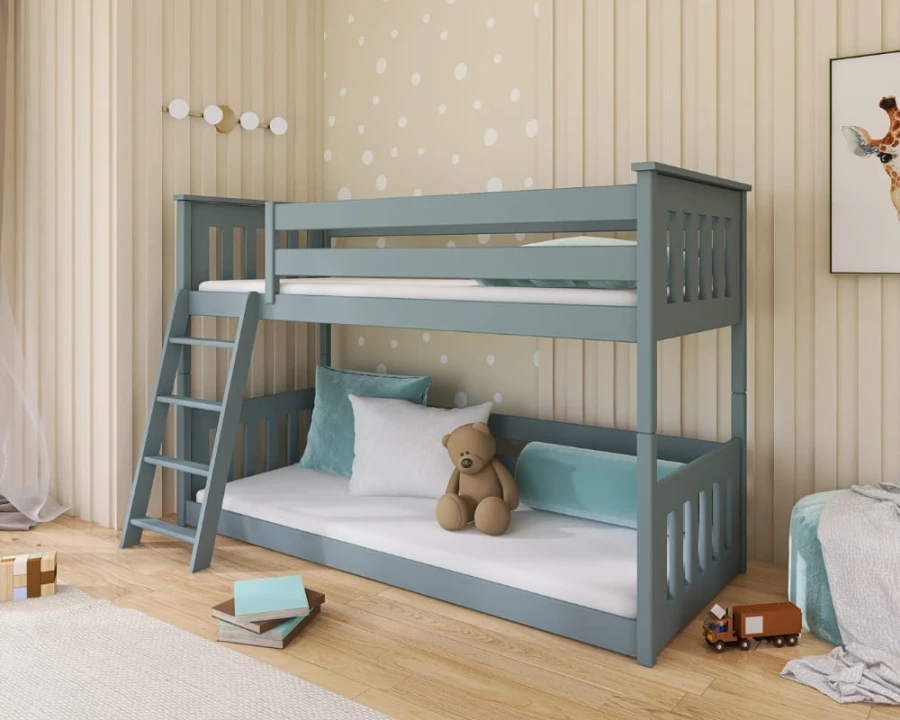 Ingerichte kinderkamer met grijs hoogslaper, gezellige kussens en teddybeer.