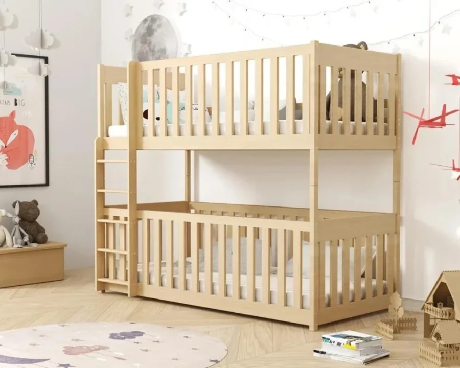 Naturfarbenes Etagenbett aus Holz in einem modern eingerichteten Kinderzimmer.