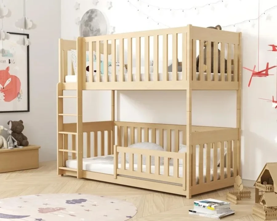 Etagenbett aus Naturholz mit Rausfallschutz in gemütlichem Kinderzimmer.