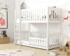 Kindgerechtes weißes Hochbett mit Leiter und Sicherheitsgitter in hellem Zimmer.