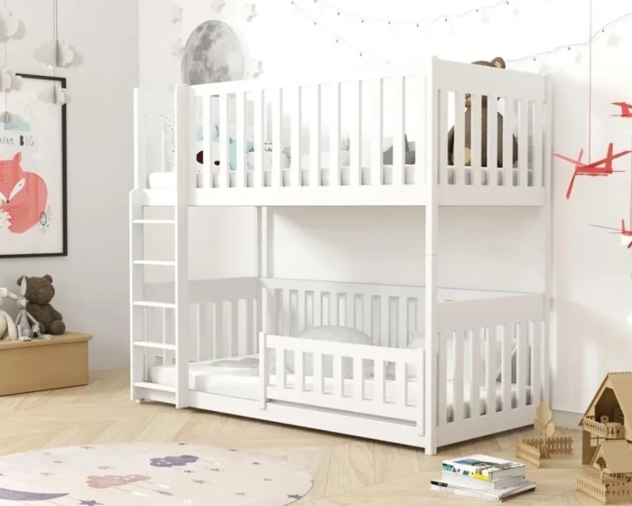 Modernes weißes Hochbett in einem hell eingerichteten Kinderzimmer mit Dekoration.