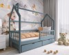 Blaues Kinderbett in Hausform mit Rausfallschutz und Schubladen in einem gemütlichen Kinderzimmer.