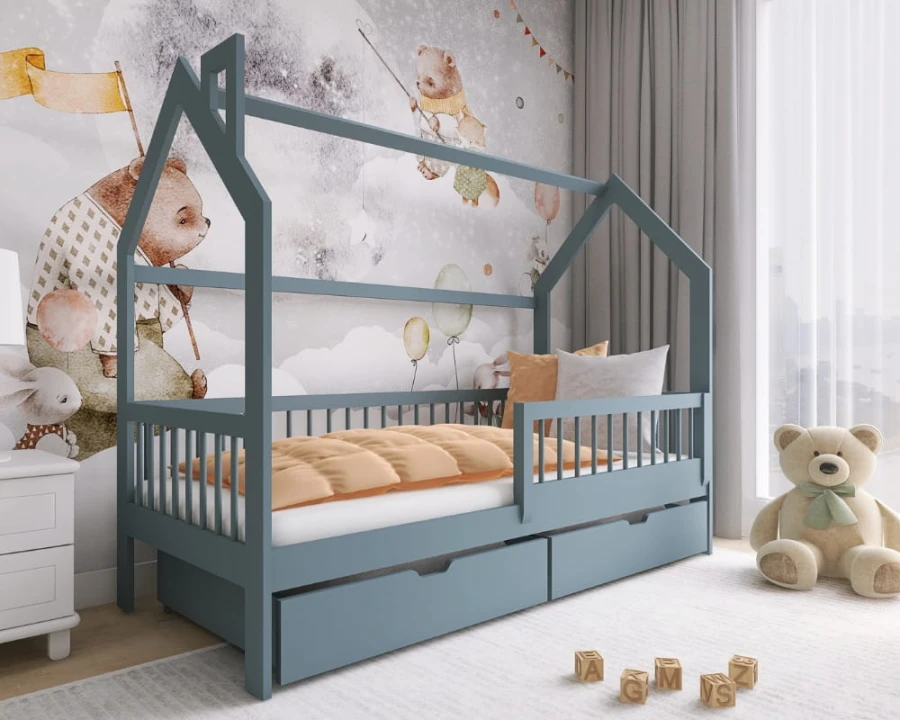 Blaues Kinderbett in Hausform mit Rausfallschutz und Schubladen in einem gemütlichen Kinderzimmer.