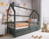 Dunkelgraues Hausbett im Kinderzimmer mit Teddybär und dekorativer Wandgestaltung.