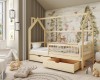 Gemütliches Kinderzimmer mit Hausbett aus Kiefernholz und Wald-Thematik.