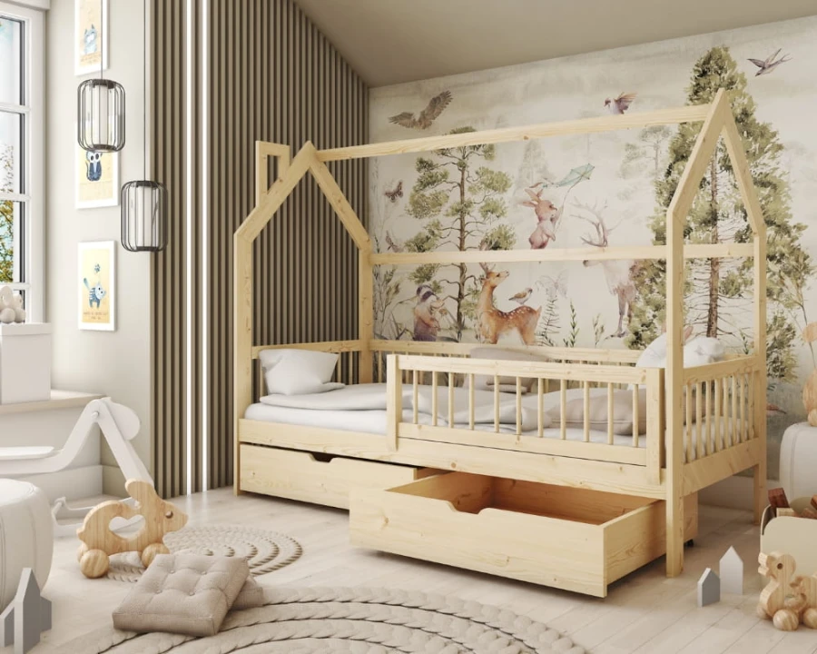 Gemütliches Kinderzimmer mit Hausbett aus Kiefernholz und Wald-Thematik.