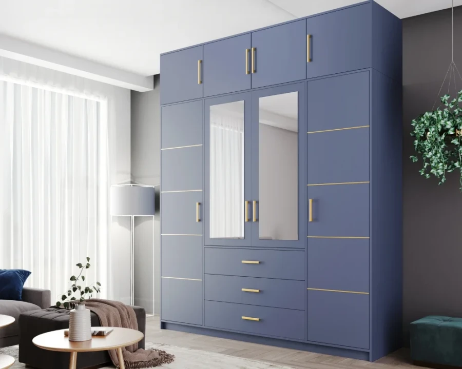 Blauer Kleiderschrank mit Spiegeltüren und goldenen Griffen im Schlafzimmer.
