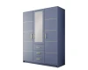 Dreitüriger Kleiderschrank in Dunkelblau mit integriertem Spiegel und eleganten goldenen Griffen.
