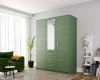 Moderner grüner Kleiderschrank mit Spiegel und Goldgriffen in stilvollem Wohnzimmer.