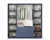 Innenansicht Kleiderschrank Blau: Organisierte Kleiderstange, Fachböden und geräumige Schubladen.