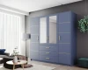 Eleganter blauer Kleiderschrank in modernem Wohnambiente mit stilvoller Dekoration und Möbeln.
