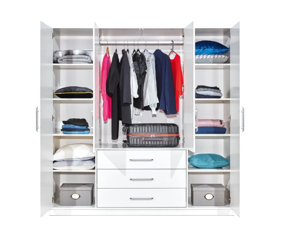Innenansicht Kleiderschrank mit Kleiderstange, Regalfächern und Boxen.