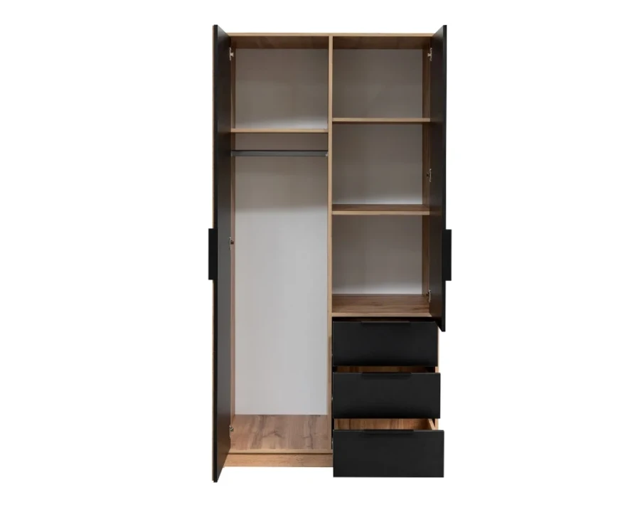 Offener Kleiderschrank in Eiche-Optik mit schwarzen Fronten, Einlegeböden und Kleiderstange.