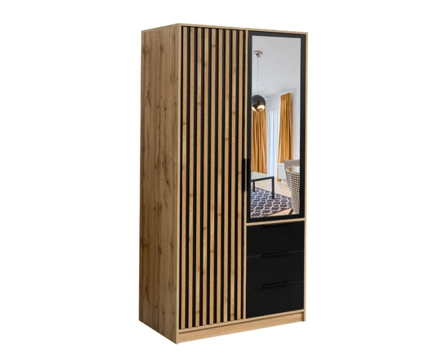 Moderner Kleiderschrank in Eiche mit Spiegel, Holzlamellen und drei schwarzen Schubladen.