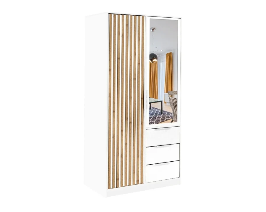 Witte kledingkast met spiegel, houtlamellen-design en drie witte laden.