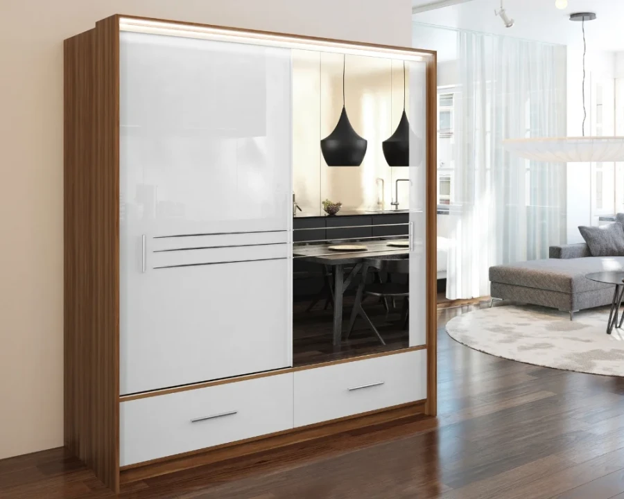 Eleganter Schwebetürenschrank mit Holzkorpus, weißer Front, großem Spiegel und zwei Schubladen.