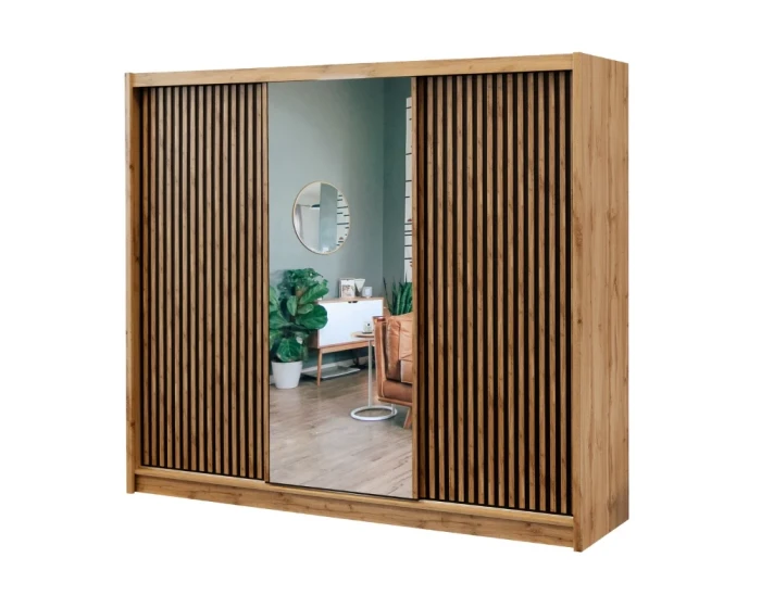 Dreitüriger Kleiderschrank in Eiche mit Lamellen-Design und mittiger Spiegeltür.