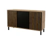 Breites Sideboard in Eiche mit drei Türen und stilvollen schwarzen Lamellen.