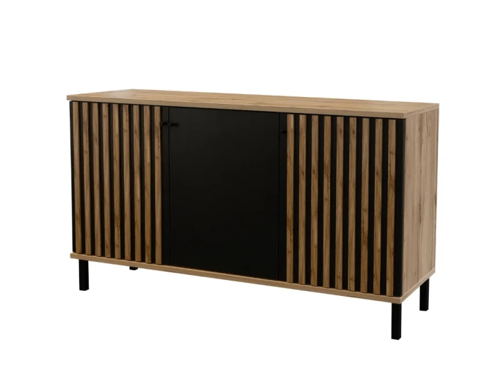 Breites Sideboard in Eiche mit drei Türen und stilvollen schwarzen Lamellen.