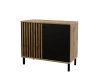 Zweitüriges Sideboard in Eiche-Dekor mit schwarzer Tür und Lamellen-Optik.