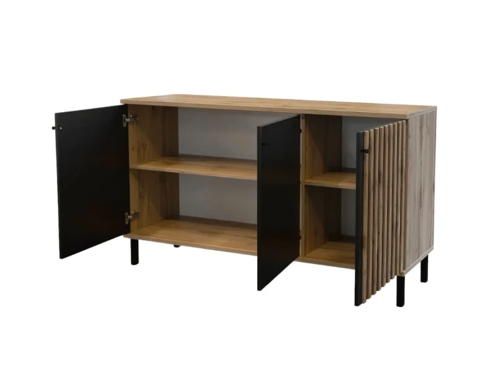 Modernes Sideboard in Eiche-Optik mit offenen schwarzen Türen und Lamellen-Details.