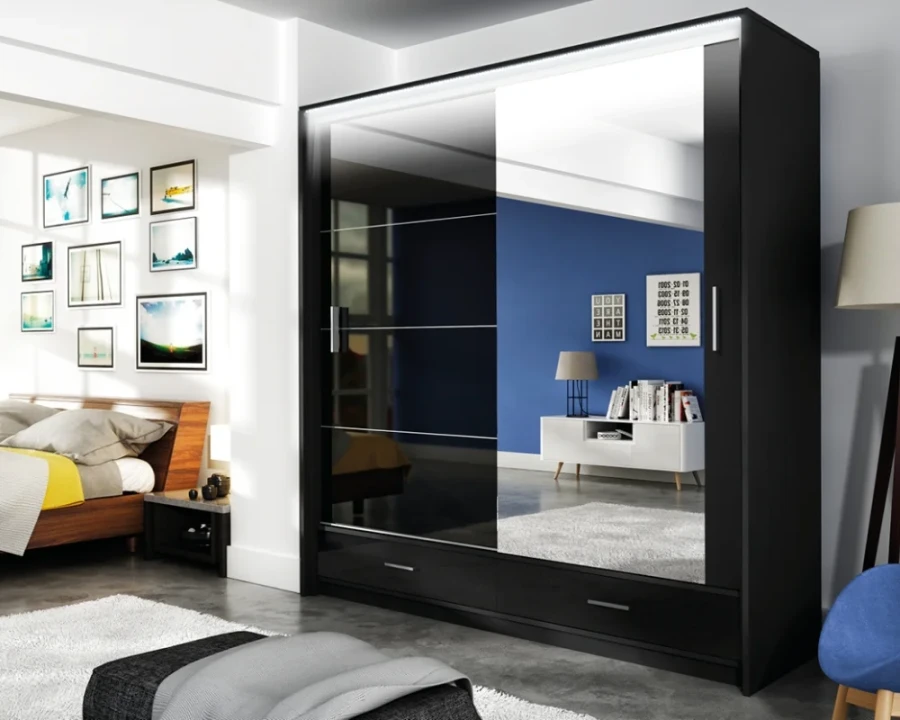Eleganter schwarzer Kleiderschrank mit Schiebetüren, großem Spiegel und LED-Licht.